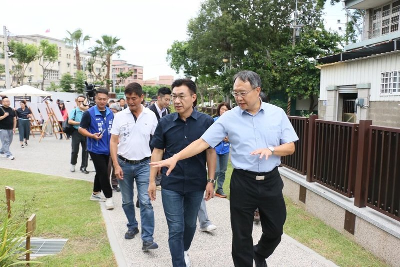 立法院副院長江啟臣（前右2）29日會勘豐原林務局宿舍群，希望完工後透過串連鐵路、鐵罵道，成為台中文化復興的基地。（江啟臣辦公室提供）中央社記者趙麗妍傳真 115年7月29日