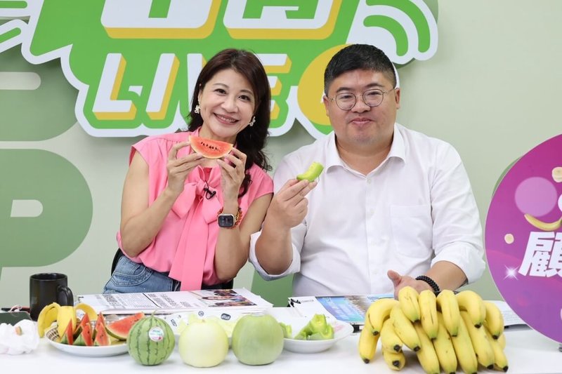 民進黨直播節目「午青LIVE」企劃「加點大來賓」，29日由主持人林楚茵（左）邀請民進黨嘉義縣長參選人、立委蔡易餘（右）分享施政願景。（蔡易餘辦公室提供）中央社記者王揚宇傳真　115年7月29日