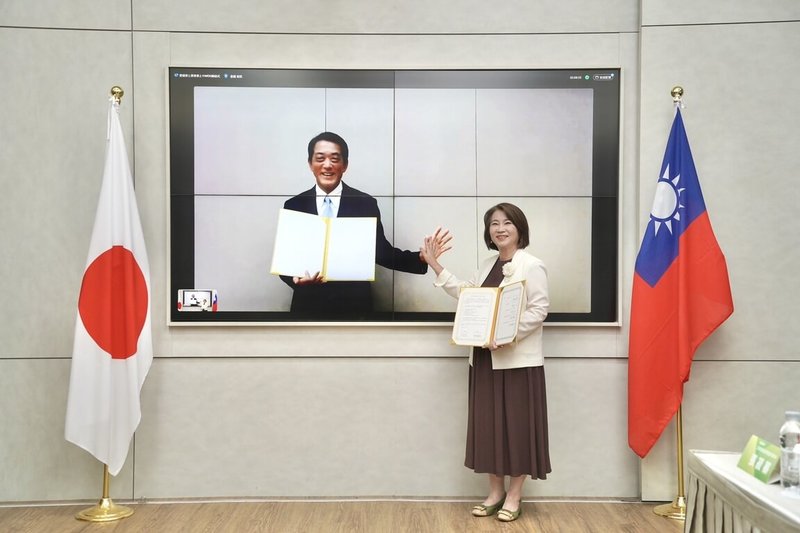 屏東縣政府與日本愛媛縣29日簽署促進交流備忘錄（MOU），由屏東縣長周春米（右）與愛媛縣知事中村時廣（左）跨海視訊連線完成，雙方隔著螢幕擊掌，展現深厚台日情誼。（屏東縣政府傳播暨國際事務處提供）中央社記者黃郁菁傳真　115年7月29日