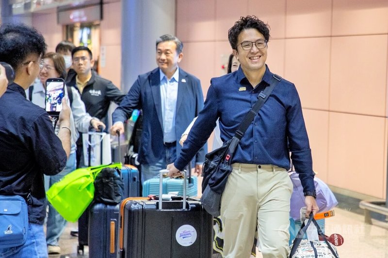 民進黨立法院黨團總召蔡其昌結束訪美行程29日率團返台，民進黨團副幹事長、台北市長參選人沈伯洋（前右）說，此行與相關單位建立聯繫網絡，作為台北未來城市治理的重要合作基礎。中央社記者吳睿騏桃園機場攝　115年7月29日