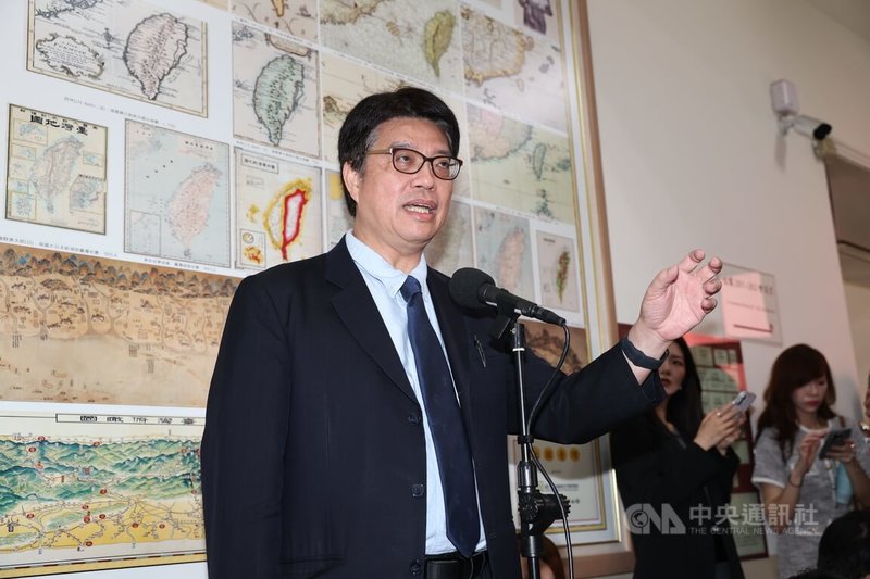 台北市政府2024年雙城論壇簽下合作備忘錄的上海動物園小貓熊29日亮相，外傳北市府原本規劃邀請上海市台辦訪團來台見證。陸委會主委邱垂正（左）29日在立法院表示，這有統戰疑慮，北市府詢問後未提出申請。中央社記者吳家昇攝　115年7月29日
