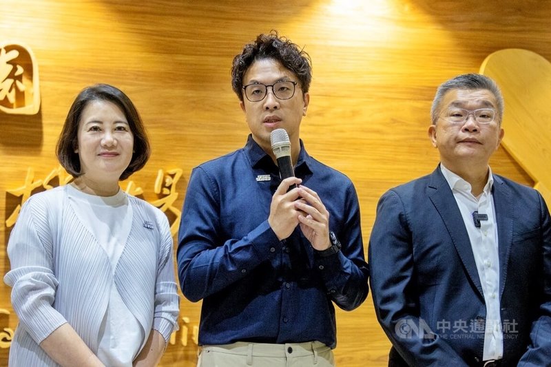 台北市長蔣萬安日前就中聯油案提出倒閣議題。民進黨台北市長參選人沈伯洋（中）29日表示，對於全國性的議題不斷地做政治操作，對於市政的議題不聞不問，相信台北市民不能接受。中央社記者吳睿騏桃園機場攝　115年7月29日