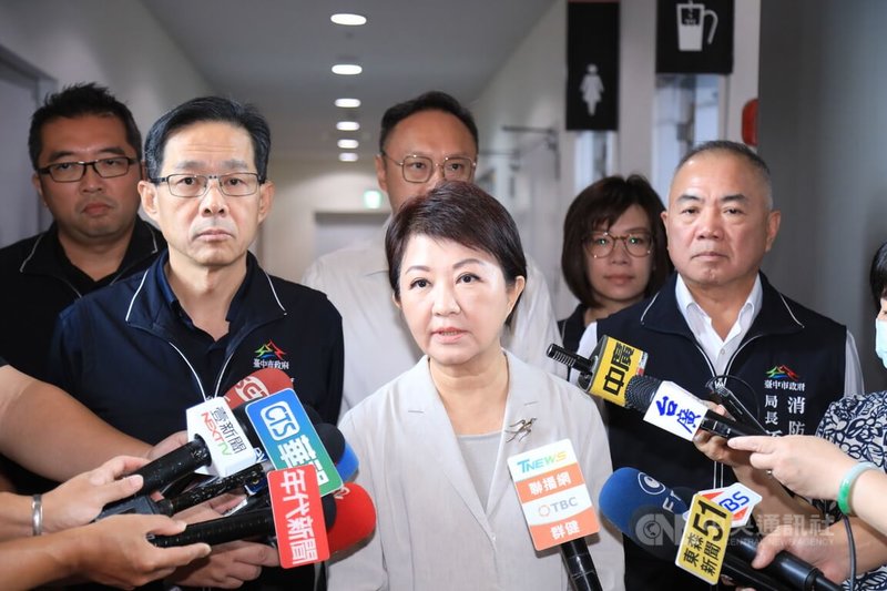 日本熊本縣28日發生規模7.1強震。台中市長盧秀燕（前中）29日受訪表示，台中市消防局已做好準備，隨時可出發協助救災，另外台中市政府將捐款10萬美元，援助熊本縣後續賑災。中央社記者趙麗妍攝　115年7月29日