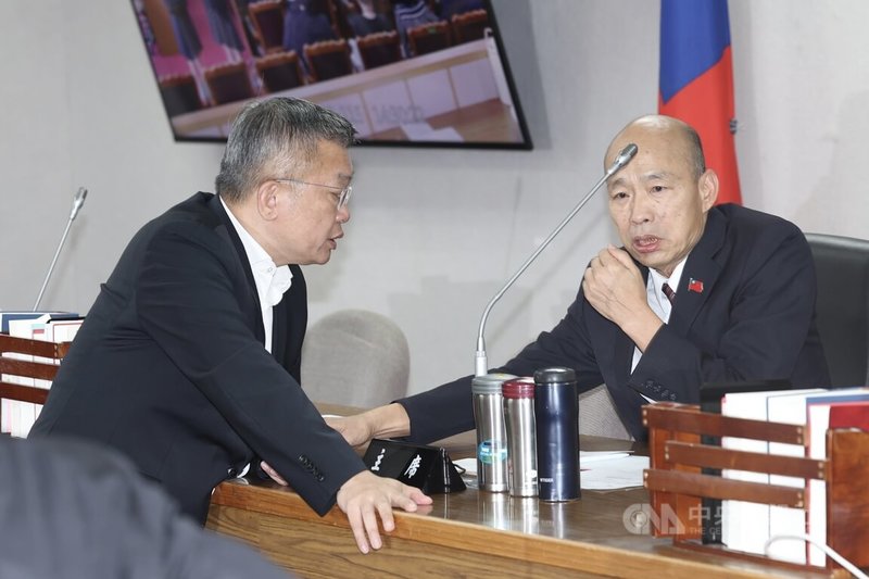立法院長韓國瑜（右）29日在立法院召集朝野黨團協商，繼續研商「第7屆監察院人事同意權」及「115年度中央政府總預算案」。圖為韓國瑜與民進黨立法院黨團總召蔡其昌（左）交換意見。中央社記者吳家昇攝　115年7月29日