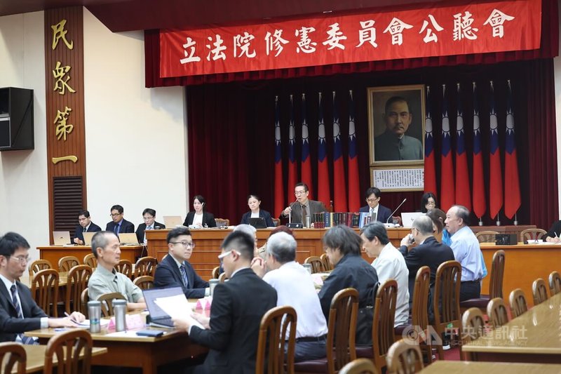 立法院修憲委員會29日召開公聽會，由召集人民眾黨立委王安祥（後右3）主持，並討論提綱。中央社記者吳家昇攝　115年7月29日