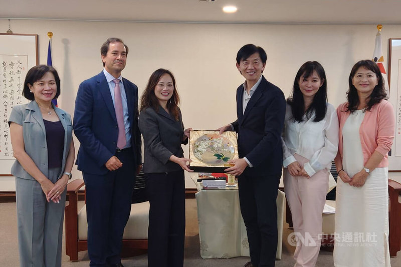 出身台灣的比利時魯汶市議員廖祐均（左3）29日與比利時台北辦事處長馬徹（左2）等人一同拜會台南市政府，台南市副市長葉澤山（右3）致贈紀念品。中央社記者楊思瑞攝　115年7月29日