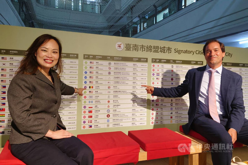 出身台灣的比利時魯汶市議員廖祐均（左）29日與比利時台北辦事處長馬徹（右）一同拜會台南市政府，在台南締盟城市列表中找到魯汶市，開心合影。中央社記者楊思瑞攝　115年7月29日