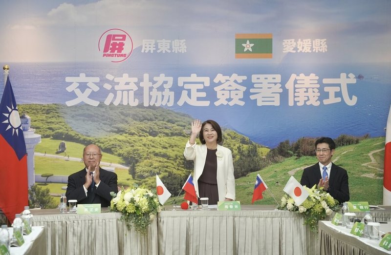 屏東縣政府與日本愛媛縣29日舉行促進交流備忘錄（MOU）簽署儀式，由愛媛縣副知事菅規行（右）率團到訪屏東，見證雙方地方首長完成跨海視訊簽署。中為屏東縣長周春米。（屏東縣政府傳播暨國際事務處提供）中央社記者黃郁菁傳真　115年7月29日