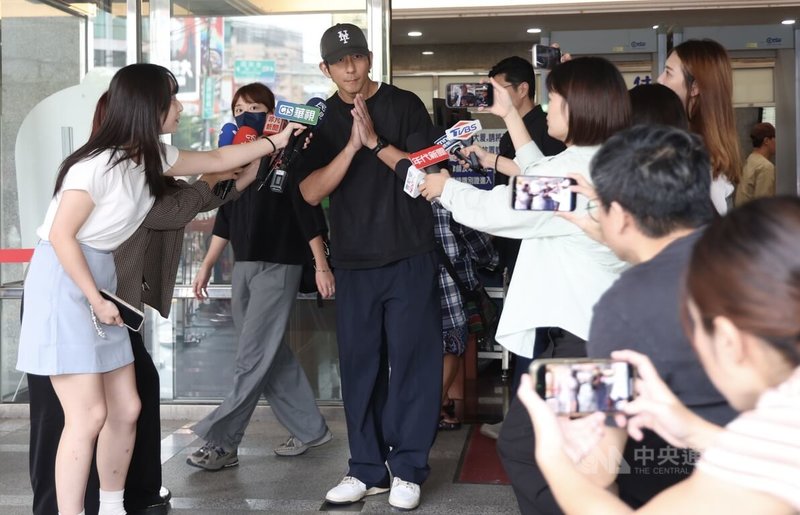 藝人修杰楷（中）涉閃兵案，29日赴新北地方法院出庭，庭後受訪時表示，有在誠心反省中，一切尊重司法。中央社記者張新偉攝　115年7月29日