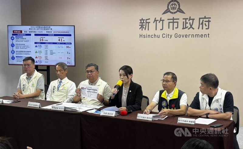 新竹市政府29日召開「新竹市校園食品安全重大訊息公布記者會」，新竹市長高虹安（右3）說，已針對竹市16家米（炊）粉製造業者擴大抽驗28件產品，送交食品工業發展研究所檢驗甲醛，預計7月31日公布檢驗結果。出席人員包括竹市府教育處長林立生（左3）、竹市衛生局長陳厚全（左2）及產業發展處長嚴翊琦（左1）等人。中央社記者魯鋼駿攝　115年7月29日