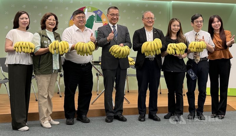 民進黨秘書長徐國勇（左4）與立委蔡易餘（左3）、信賴之友會等人29日在民進黨中央黨部召開「蕉傲台灣、信賴挺農業」記者會，說明認購1萬公斤（約1000箱）的嘉義優質夏蕉，並分送給25個弱勢福利機構與團體。中央社記者王揚宇攝　115年7月29日