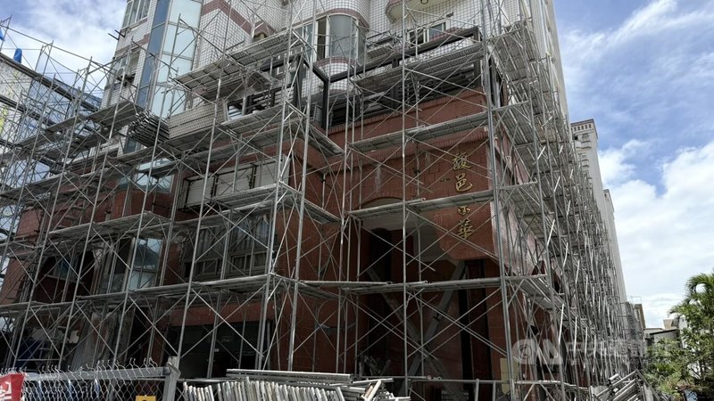 花蓮市震後危樓「馥邑京華」拆除工程進入設置鷹架等階段，周邊受影響的住戶與商家，縣府給予生活不便補助及相關減免補貼措施，盼周邊居民與店家見諒，將以最高安全標準加速完工。中央社記者李先鳳攝　115年7月29日