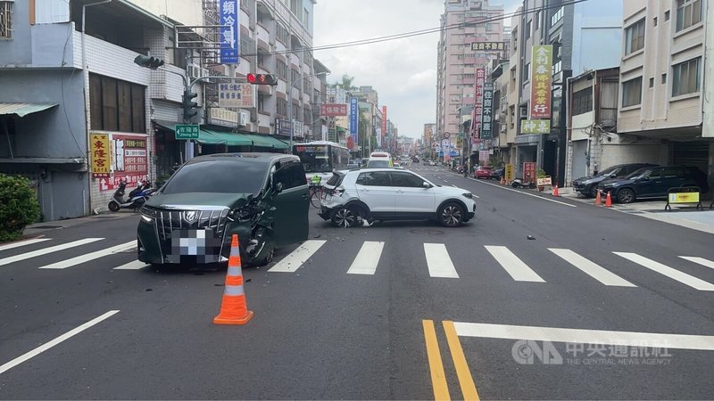 陳姓男子29日開車行經台中大里區一處路口，先追撞待轉車輛後再推撞對向另輛汽車，事故造成3人輕傷。警方到場發現陳男因案遭通緝且涉毒駕，依法送辦。（翻攝照片）中央社記者蘇木春傳真　115年7月29日