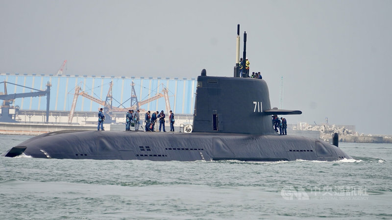 潛艦國造原型艦海鯤軍艦29日上午8時許再度駛出高雄港區，進行出海測試。中央社記者董俊志攝　115年7月29日