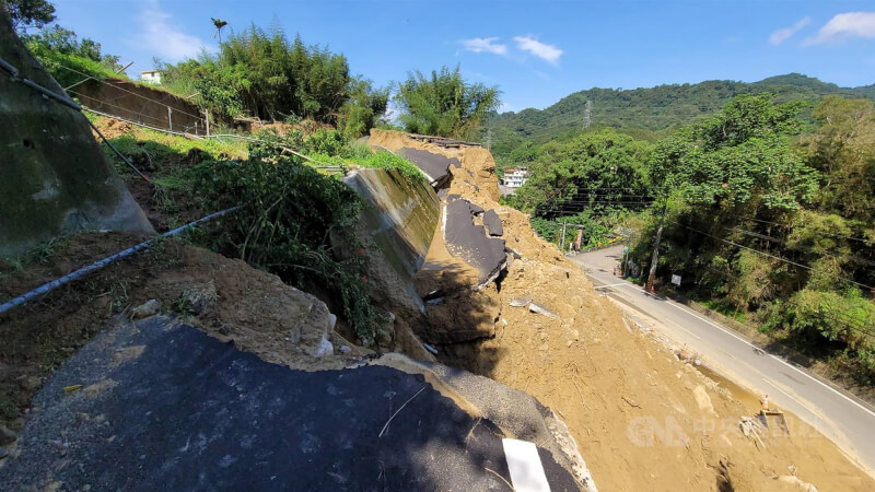 圖為大雨沖刷後，大面積土石山壁崩落至下方路面。（中央社檔案照片）