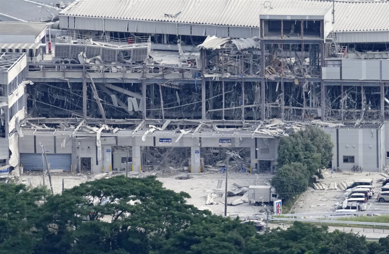 熊本縣29日發生規模7.1地震，購物中心「永旺夢樂城熊本」發生爆炸並造成局部坍塌。（共同社）