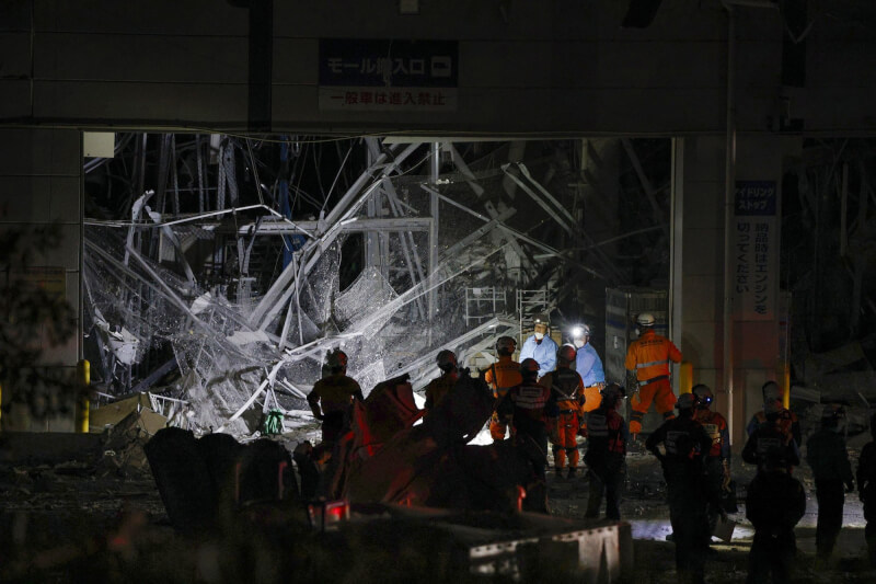 日本熊本縣28日傍晚發生震度7強震，晚間搜救人員持續在「永旺夢樂城熊本」進行搜救。（共同社）