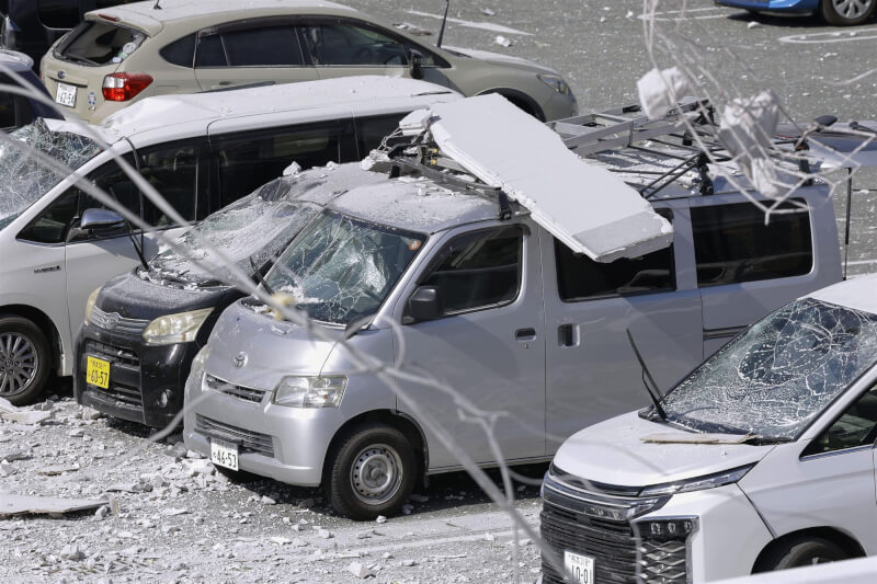 圖為熊本永旺商場停車場內被爆炸噴飛物砸中的車輛。（共同社）