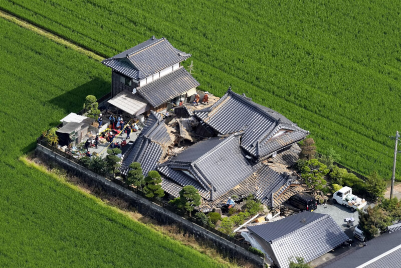 日本熊本縣28日發生規模7.1強震，熊本縣冰川町房屋倒塌。（共同社）