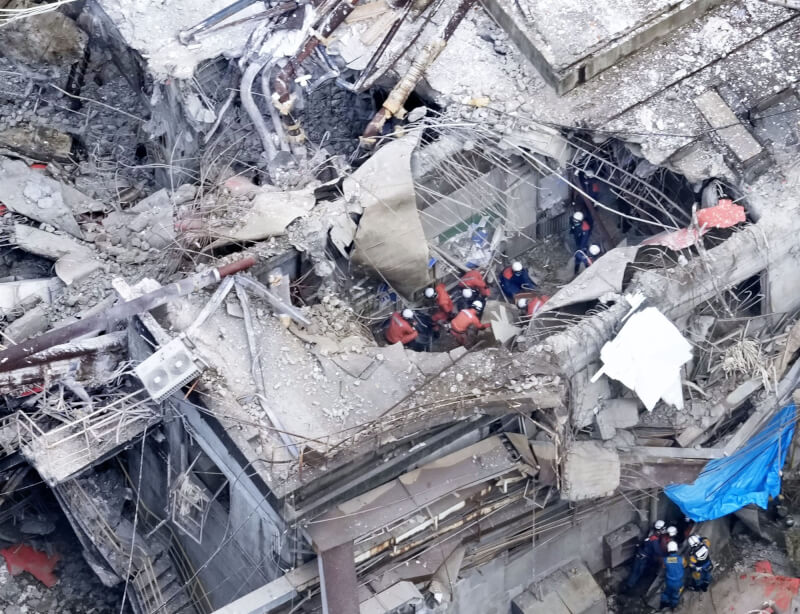 日本熊本縣28日下午發生規模7.1強震，八代市的日本製紙八代工廠（圖）傳出煙囪倒塌等嚴重災情。（共同社）