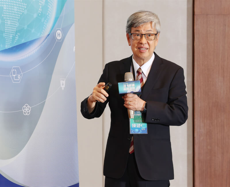 中央研究院院長陳建仁表示，健康長壽產業已經進入歷史性轉型，從過去的「老齡救濟、病後治療」進化為「全生命週期的健康管理與預防」。