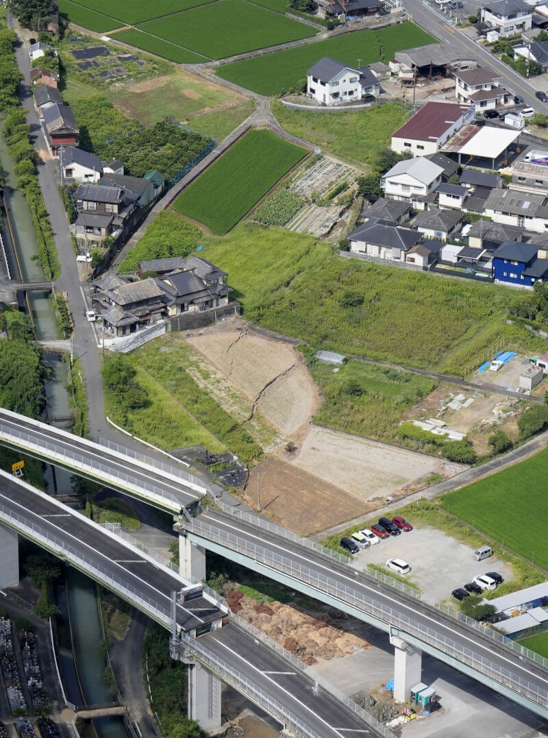 日本熊本縣28日發生規模7.1地震，造成南九州高速公路受損，八代市地區地面出現裂痕。（共同社）