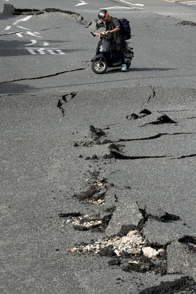 日本熊本縣28日發生規模7.1強震。熊本縣冰川町一處停車場路面毀損。（共同社）