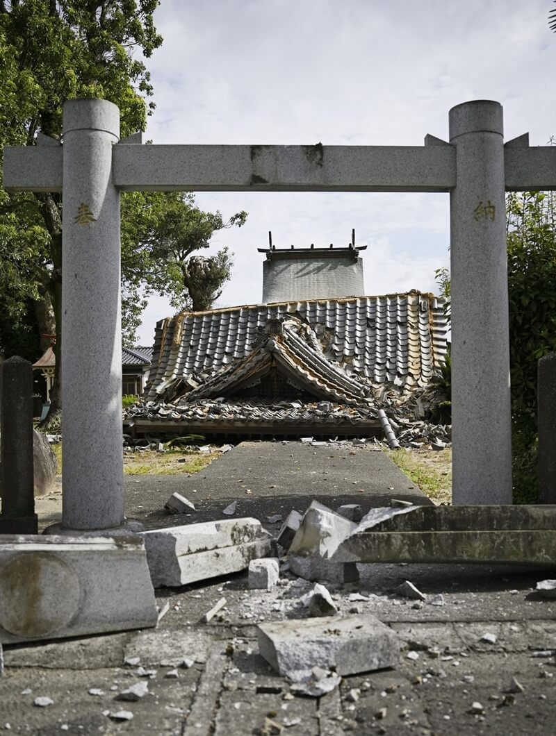 日本熊本28日發生強烈地震，最大震度達7級，八代市一座神社倒塌。（共同社）