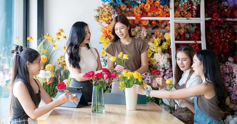 Z世代更傾向尋求有目的性、更舒適且低壓力的相處方式。（Wasana Kunpol/Shutterstock.com）