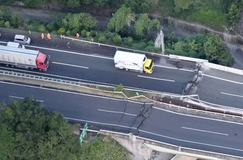 日本熊本28日發生強震，八代市一處高速公路路段出現明顯裂縫。（共同社）