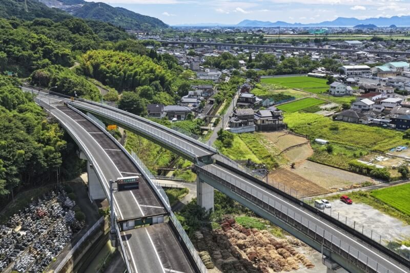 日本熊本28日發生強震，位於八代市的高架路段高速公路出現橋面落差。（共同社）