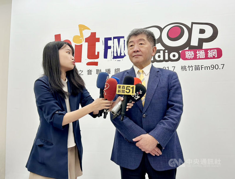 在野屢質疑政府在中聯油脂案有包庇、門神等疑慮，行政院政務委員陳時中（右）30日接受「POP撞新聞」專訪時表示，從勒令停工、下架產品、開罰逾億元等都顯現中央相對強硬措施，沒有包庇也不會有門神。圖為陳時中專訪後接受媒體聯訪。中央社記者賴于榛攝　115年7月30日