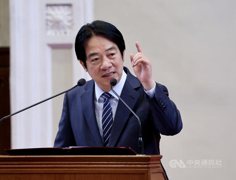 總統賴清德（圖）30日在總統府接見全國中小企業總會代表並致詞表示，台灣高科技產業與半導體供應鏈在世界占有一席之地，但真正支撐台灣經濟的「護國群山」，是全台171萬家中小微企業，撐起全國逾8成就業機會；唯有壯大中小微企業，台灣經濟才能立於不敗之地。中央社記者張皓安攝　115年7月30日