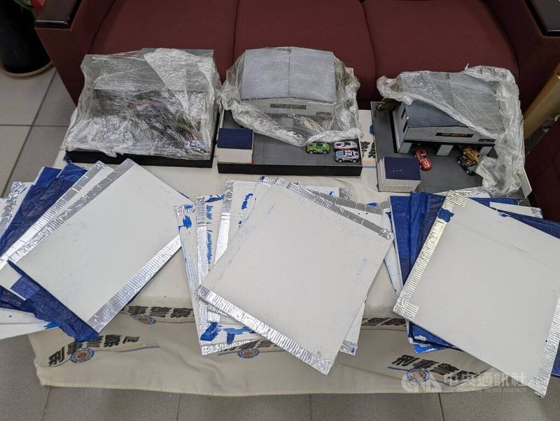 境外販毒集團將毒品海洛因藏放在模型車底部，以郵包方式走私來台，透過在台的陳男等2人收貨，案經關務署及刑事局循線查獲2人並查扣證物送辦。（翻攝照片）中央社記者蘇木春傳真　115年7月30日