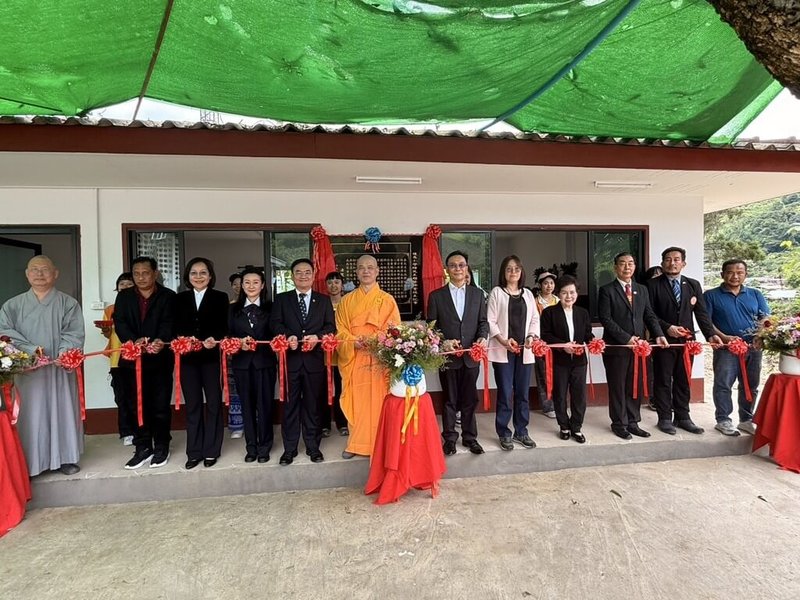 駐泰代表藍夏禮（右6）出席泰北華校新建校舍落成典禮，與法鼓山慈善基金會、法鼓山泰國護法會及僑界人士共同見證校舍啟用。（駐泰國代表處提供）中央社記者李宗憲曼谷傳真　115年7月30日
