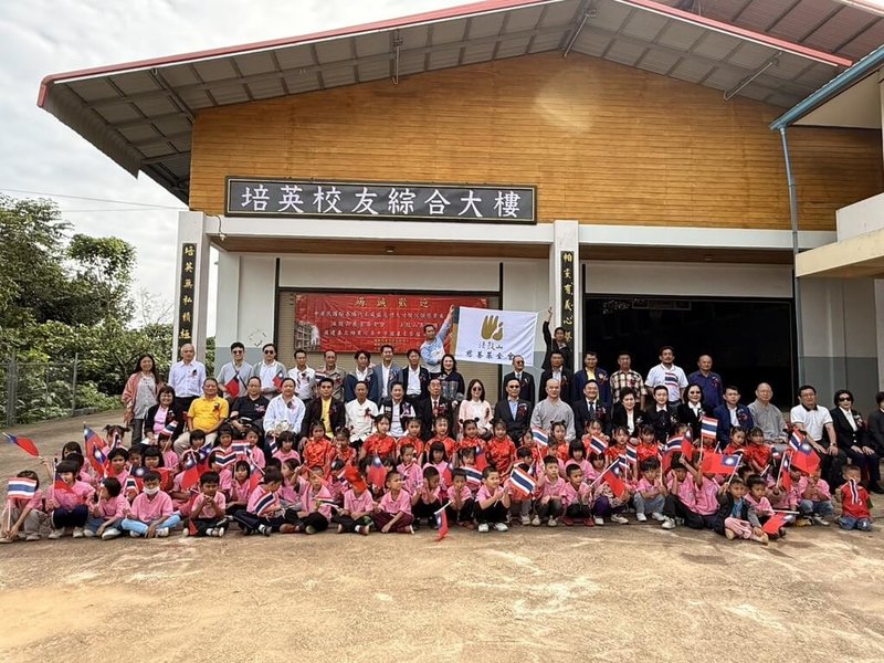 駐泰代表藍夏禮出席培英中學新校舍落成典禮，並與法鼓山慈善基金會、法鼓山泰國護法會、僑界人士和師生合影。（駐泰國代表處提供）中央社記者李宗憲曼谷傳真　115年7月30日