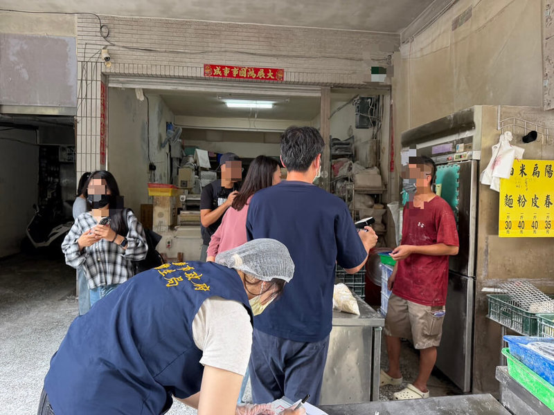 台灣消費者保護協會針對「新鮮麵條」抽驗防腐劑，其中有3件驗出防腐劑苯甲酸。高雄市衛生局表示，獲悉此次資訊後，隨即派員前往相關販售場所及製造業者，依法定程序查核抽驗。（高雄市衛生局提供）中央社記者蔡孟妤傳真　115年7月30日