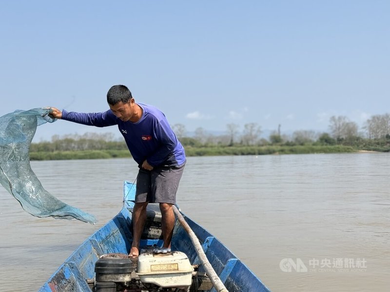 49歲漁民暹羅在郭河（Kok River）收網，當天並未捕獲任何魚隻。他指出，出船一整天常空手而歸已成常態。中央社記者李宗憲清萊攝　115年7月30日