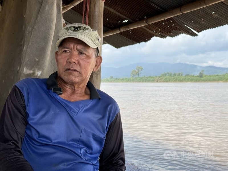 泰國清萊班懷勒村漁民因頌（Insom Viset）自9歲起便跟著父親在湄公河捕魚，如今漁獲減少、收入下滑。他坦言，不希望女兒接續以捕魚維生。中央社記者李宗憲清萊攝　115年7月30日