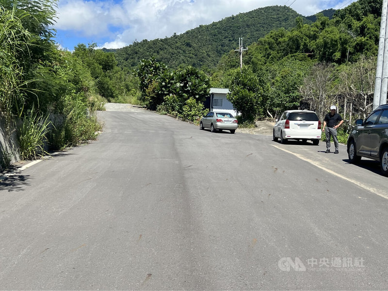 無黨籍台東縣議員林參天日前指控台東縣政府圖利度假村開發案,開闢逾9公尺寬農路(圖)。調查局29日前往台東縣政府農業處搜索;縣府表示,尊重司法調查,全力配合檢調釐清案情。中央社記者盧太城台東攝 115年7月30日