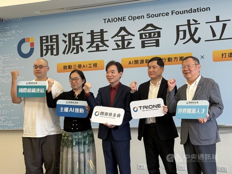 開源基金會30日成立，由台灣大資訊長蔡祈岩（中）擔任董事長、緯創技術長沈慶堯（右2）擔任董事，未來3年將投入新台幣3億元民間產業資源，推動開源人工智慧（AI）工程與世界級人才培育。中央社記者吳家豪攝　115年7月30日