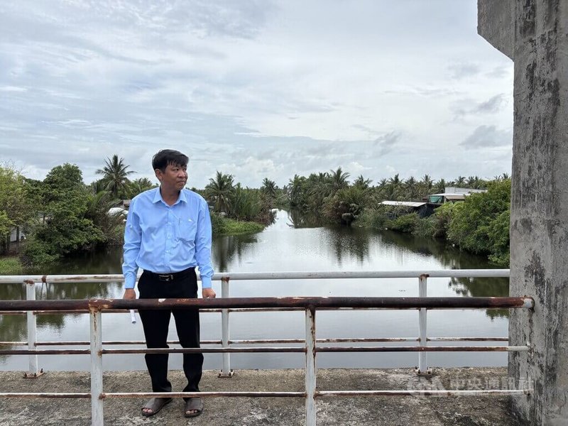 盛富社經濟局副主任段晉忠展示古然水閘,他表示,政府除了建築防海水的水閘與淨水廠,還推動許多計畫與培訓班,教導農民適應已常態化的旱鹽挑戰,因為「總不能就這樣拋下土地、移居到他處生活」。中央社記者曾婷瑄檳知攝 115年7月30日