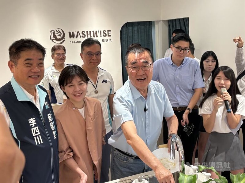 國民黨新北市長參選人李四川(前排左3)30日參訪青創店家「WASHWISE 聰明洗」,現場試用店家產品洗餐盤,大讚清潔力十足。中央社記者曹亞沿攝 115年7月30日