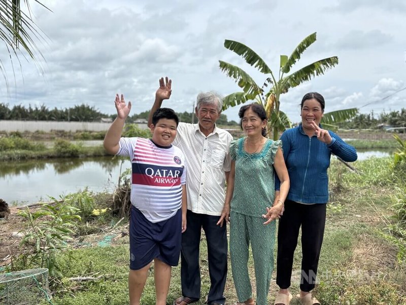 越南檳椥為典型農業地區，阮文齋（左2）一家三代同堂，家住附近的一雙兒女共同分擔農務，連孫子都會幫忙打雜跑腿。他表示，這裡農夫採取有機耕作，以免化學藥劑對土地與河流帶來不好的影響。中央社記者曾婷瑄檳知攝　115年7月30日