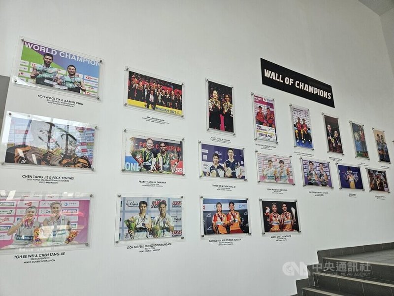 馬來西亞國家羽球訓練中心內的走廊牆面,展示歷年國手在國際重要賽事奪牌紀錄,見證大馬羽壇培育成果。中央社記者黃自強吉隆坡攝 115年7月30日