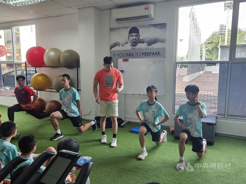台灣新北市安溪國中與新北高工羽球隊赴馬來西亞交流,在馬來西亞國家羽球訓練中心體驗肌力訓練,在教練指導下學習下肢與核心訓練動作。中央社記者黃自強吉隆坡攝 115年7月30日
