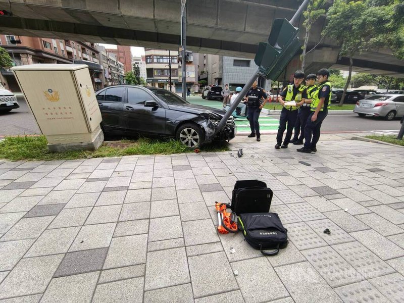 竹市通緝犯疑毒駕拒檢竄逃　自撞號誌燈桿遭逮 | 社會 | 中央社 CNA