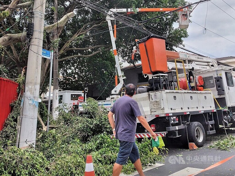 巴西南部與東南部近日遭遇強風與旋風襲擊，導致多地電力中斷。圖為聖保羅市維修團隊在街頭修復電線、清理樹木，顯示基礎設施在極端天氣下的脆弱與社會韌性挑戰。中央社記者唐雅陵聖保羅攝　115年07月30日