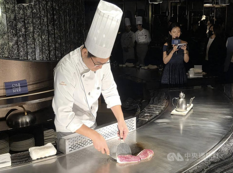 王品集團30日宣布，旗下鐵板燒品牌「夏慕尼」攜手冰淇淋品牌哈根達斯，推出期間限定七夕雙人套餐，預估可望帶動相關套餐銷量成長3倍。中央社記者江明晏攝 115年7月30日