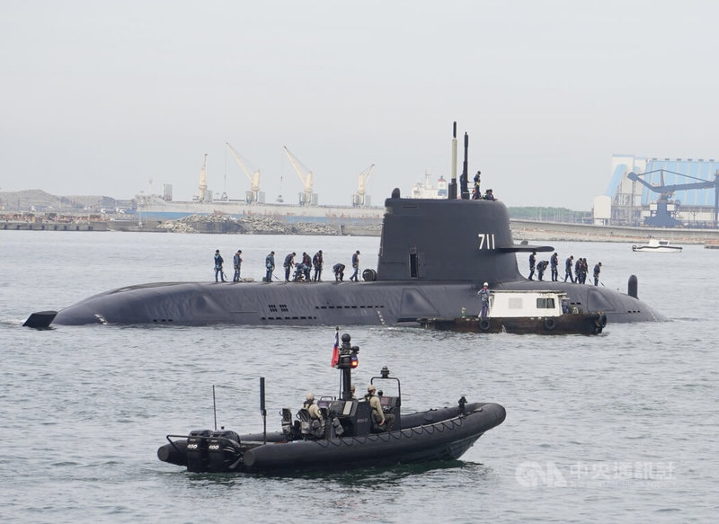 潛艦國造原型艦海鯤號30日在軍方快艇伴陪下，出海展開潛航測試。中央社記者董俊志攝　115年7月30日